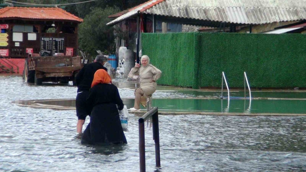 Kaplıca sular altında, vatandaşlar şifa peşinde
