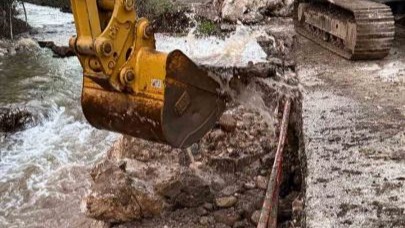 Kemer’de şiddetli yağış nedeniyle çöken yol onarıldı