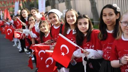 Okullarda ilk ders "Bayrak Sevgisi" temasıyla başladı