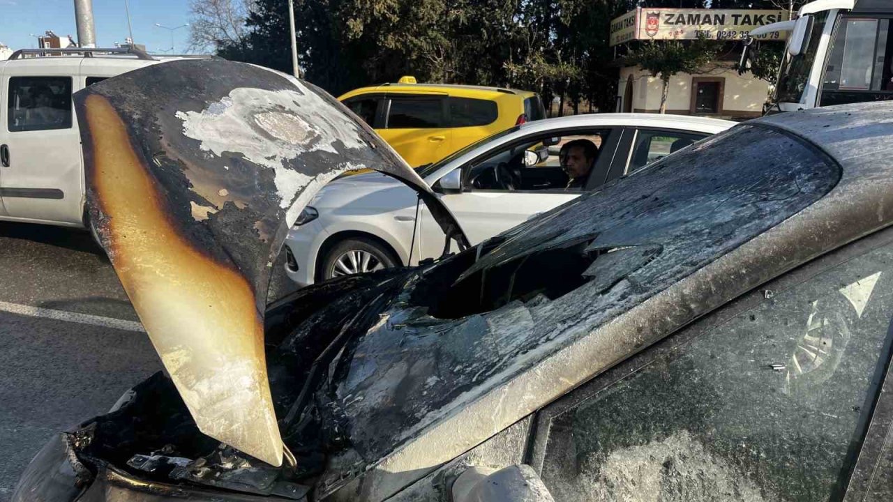 Seyir halindeki alev alan otomobil kullanılamaz hale geldi