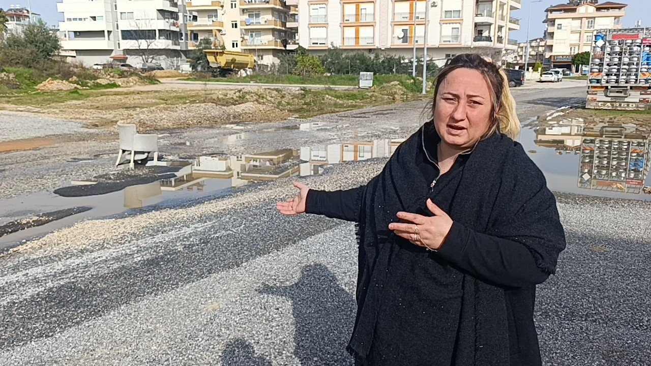 Yağışların sebep olduğu yoldaki çukura koltuklu önlem