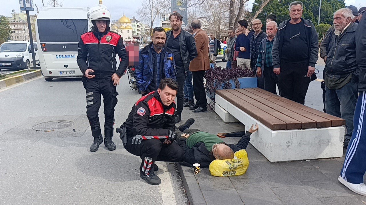 Yolun karşısına geçerken motosikletin çarptığı yaya yaralandı
