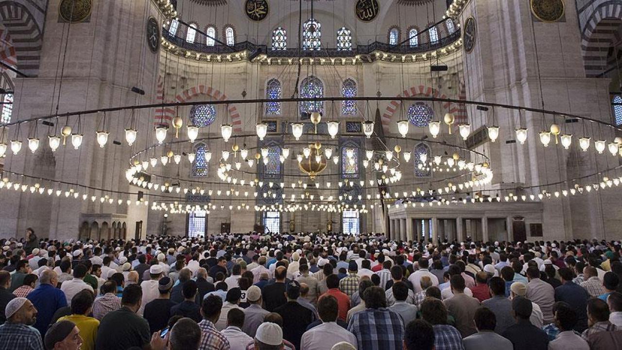Bayram Namazı Saatleri Belli Oldu Mu? Antalya'da Saat Kaçta Kılınacak?