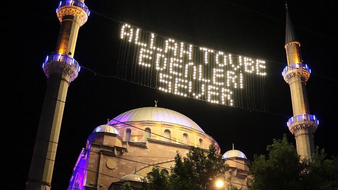 Bin aydan daha hayırlı gece: Kadir Gecesi için en güzel mesajlar
