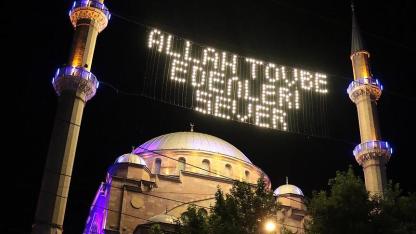 Bin aydan daha hayırlı gece: Kadir Gecesi için en güzel mesajlar