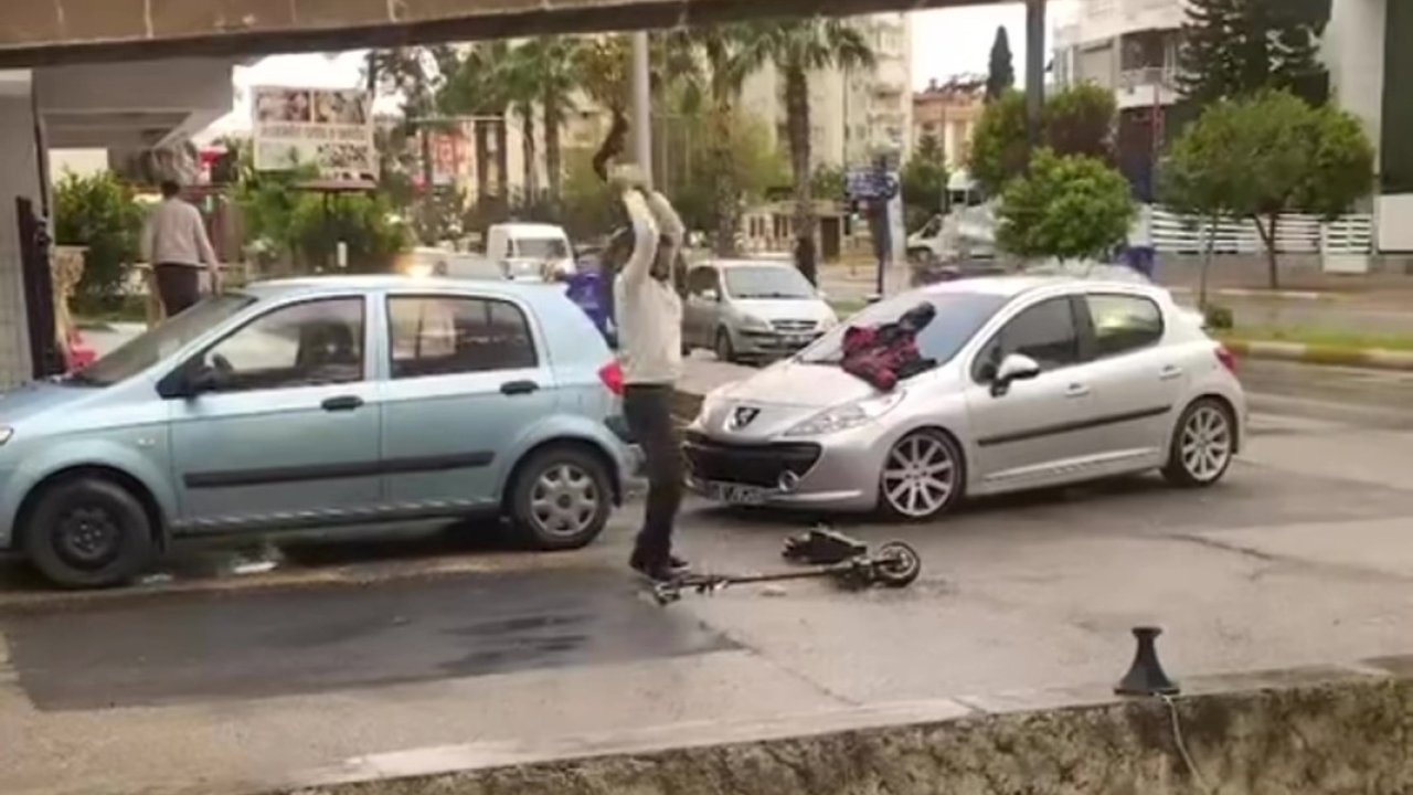 Sürekli bozulan scootera sinirlendi, öfkesini taşla parçalayarak çıkardı