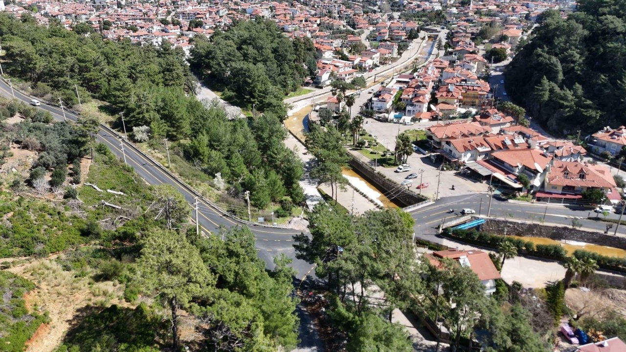 Yenilenen İçmeler-Turunç Kavşağı'nda yol yeniden hizmete açıldı