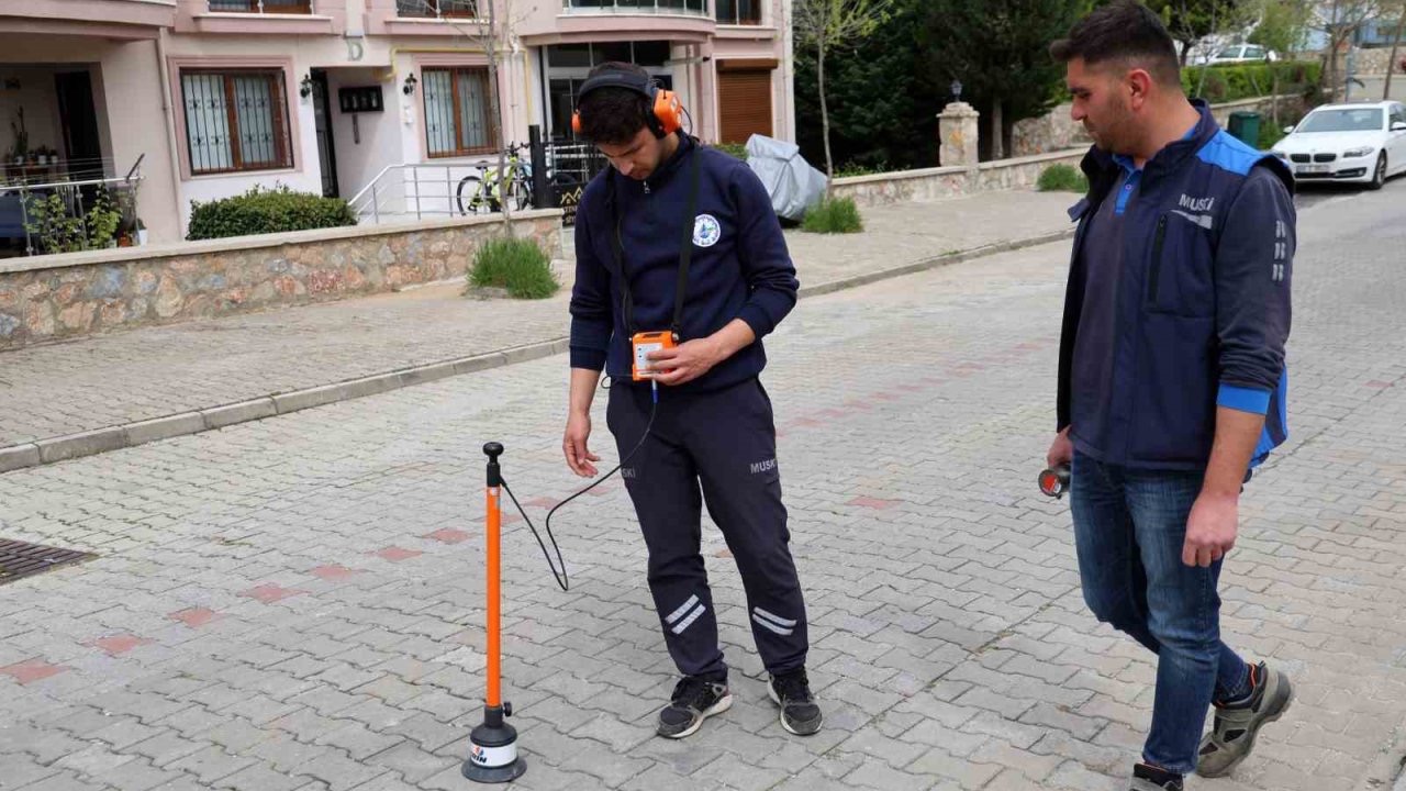 Altın değil, su kaçağı arıyorlar