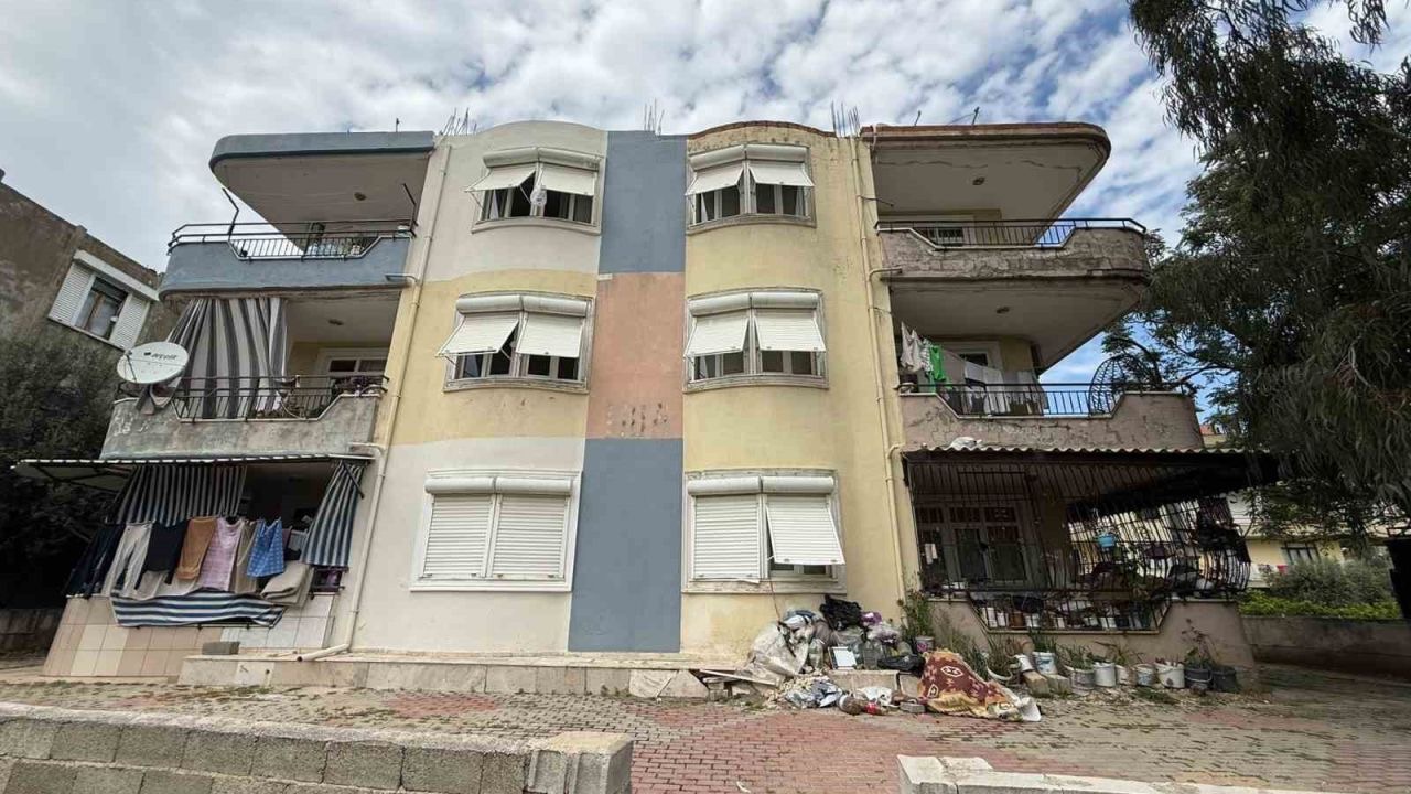 Daire içerisinde ve bahçede biriktirilen çöpler vatandaşı isyan ettirdi
