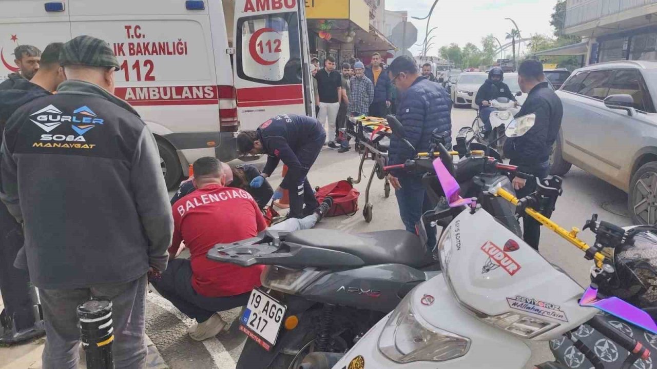 Hafif ticari araç ile motosiklet çarpıştı o anlar güvenlik kamerasına yansıdı: 1 yaralı