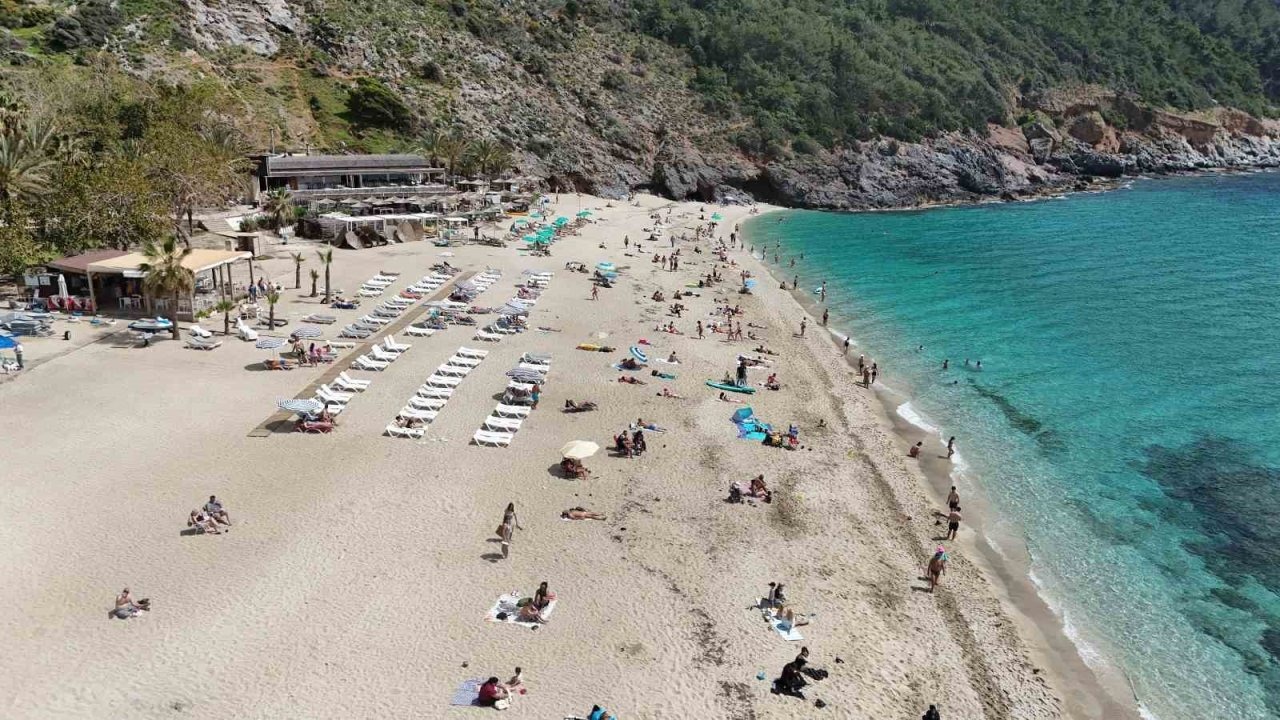 Hava sıcaklığının 24 dereceye yükseldiği Alanya’da sahiller doldu