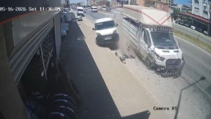 Kamyonetin lastiği patladı, muhtemel facia kılpayı önlendi