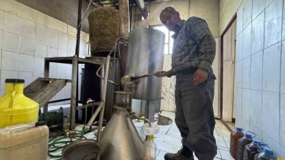 Toroslar’da yetişen 31 farklı bitkinin yağını çıkartıp ülkenin dört bir yanına gönderiyor