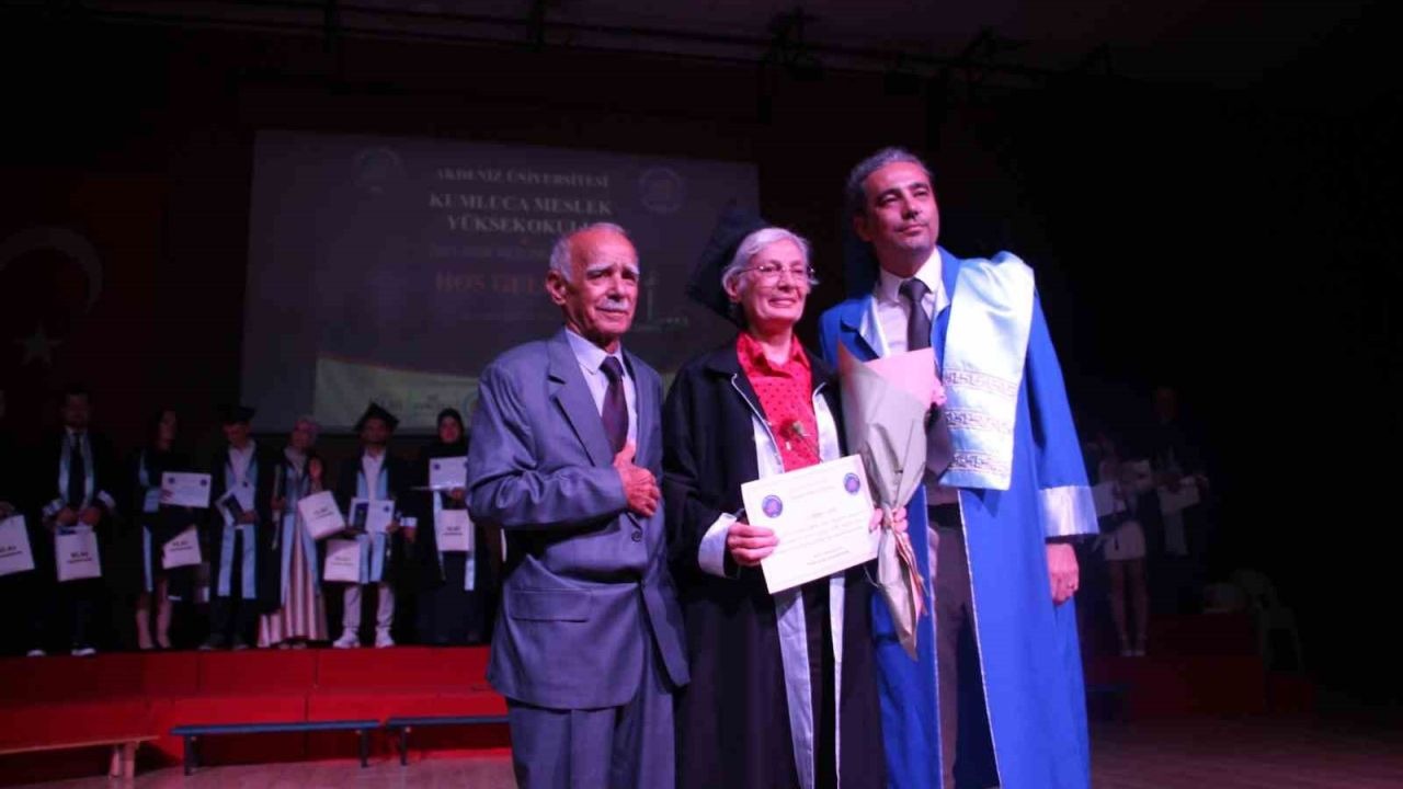 70 yaşında üniversite bitirdi, mezuniyet belgesini profesör oğlu verdi