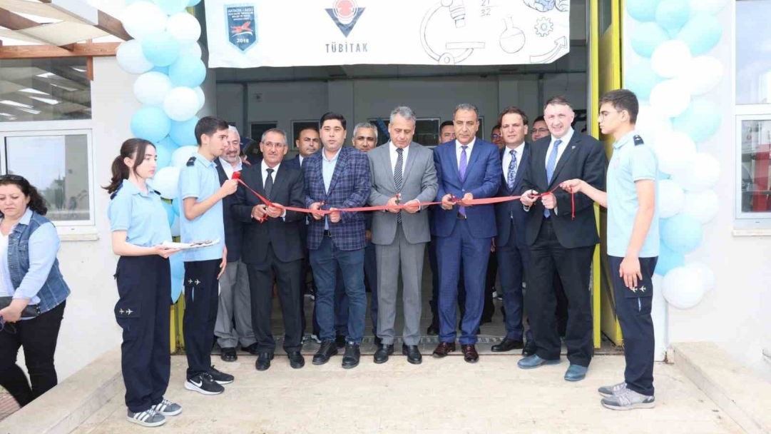 Aksu Uçak Bakım Lisesi’nde bilim fuarı açıldı