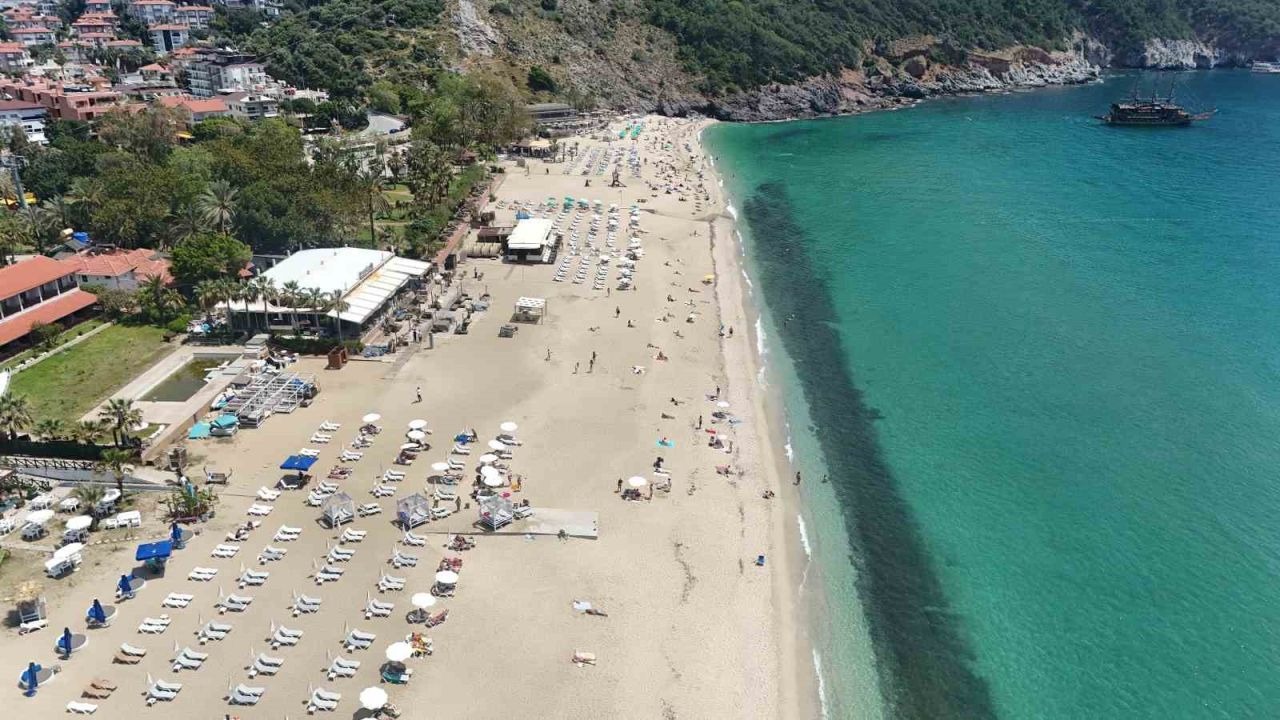 Alanya sahillerinde hafta sonu yoğunluğu