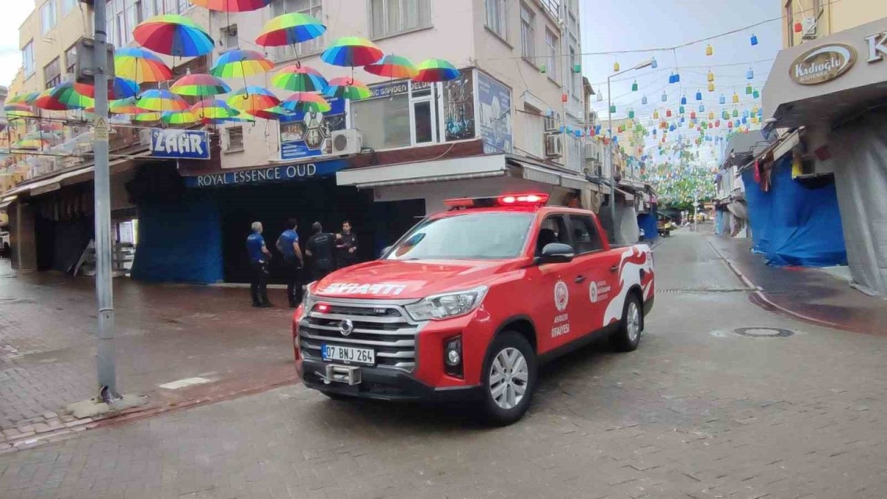Alanya’da iş yerinden çıkan dumanlar itfaiyeyi alarma geçirdi