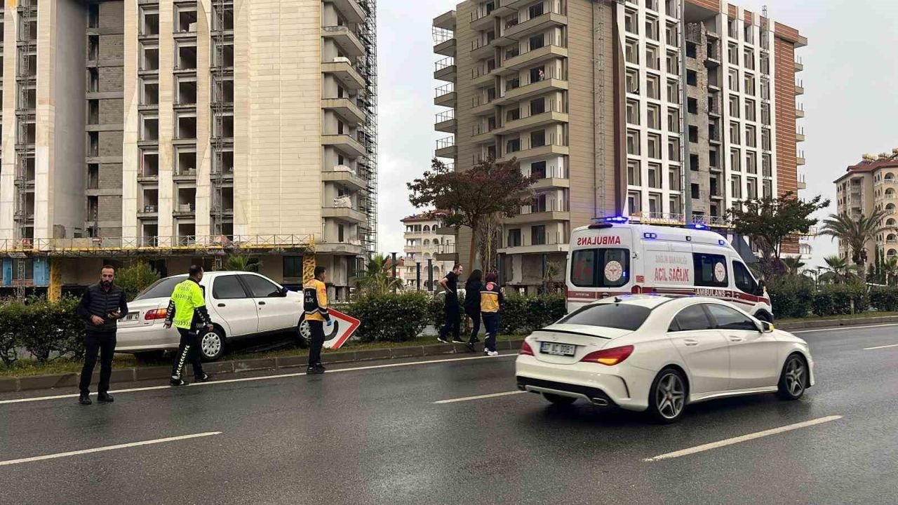 Alanya’da kontrolden çıkan otomobil refüje çıktı