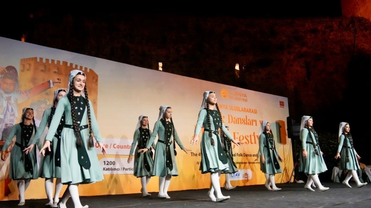 Alanya’da kültürleri buluşturan dans ve müzik şöleni başladı