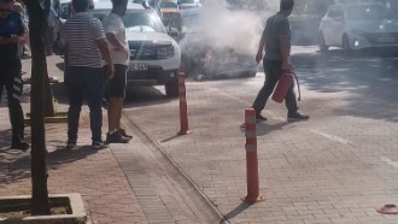 Alanya’da otomobilin motor kısmından dumanlar yükseldi, yangını vatandaş söndürdü