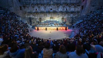 Anadolu'nun renkleri Aspendos'un akustiğiyle buluştu
