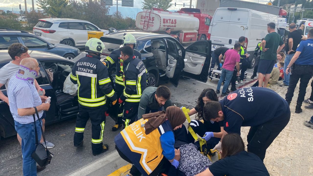 Antalya Kavşağı’nda zincirleme kaza: 5 yaralı