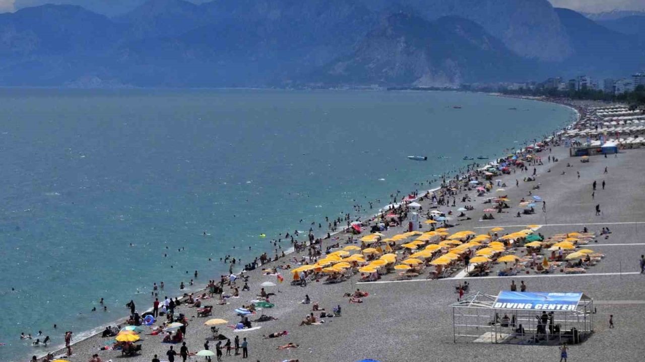 Antalya sahillerinde bayram yoğunluğu ikinci günde artarak devam etti