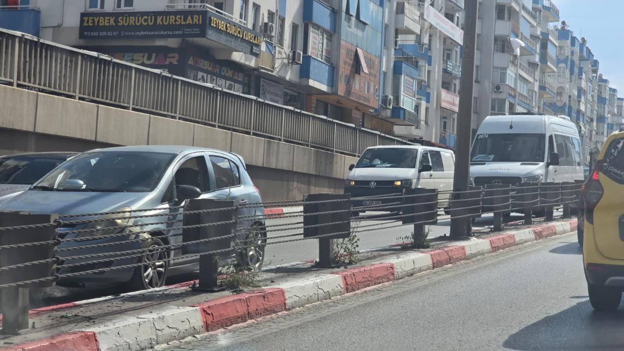 Antalya’da alt geçitte kaza: Lara yönünde trafik yoğunluğu oluştu!