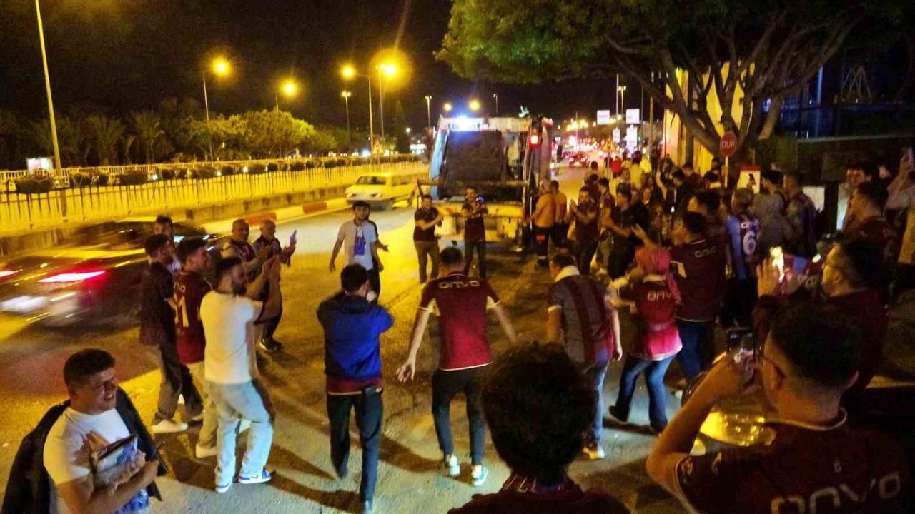 Antalya’da bordo-mavili taraftarlardan kupa coşkusu