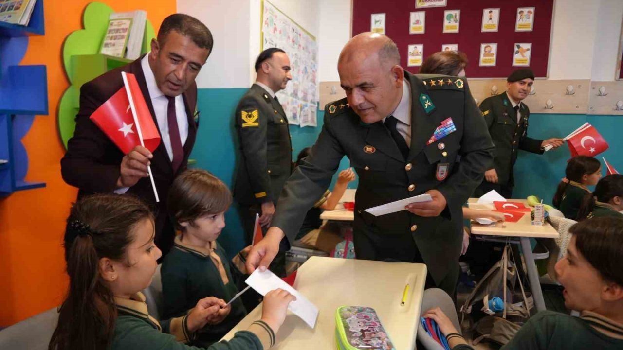 Antalya’da minikler ilk mektuplarını Mehmetçiğe yazdı: "İyi ki varsın"