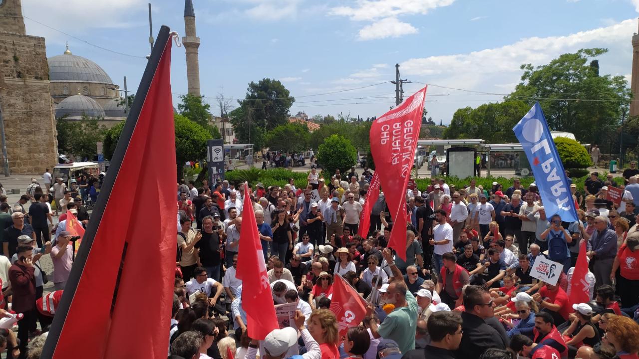 Antalya’da “Mutlak Butlan” Protestosu: CHP’den Yürüyüş ve Oturma Eylemi