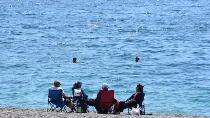 Antalya'da sıcaktan bunalanlar sahillere akın etti