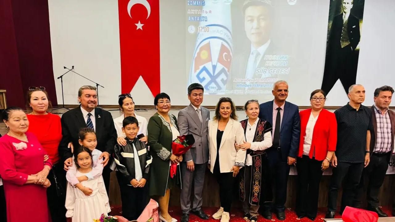Antalya’da Yunus Emre’den Mehmet Akif’e şiirler buluştu