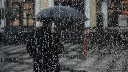 Antalya'ya yaz yerine şemsiyeler geri geldi