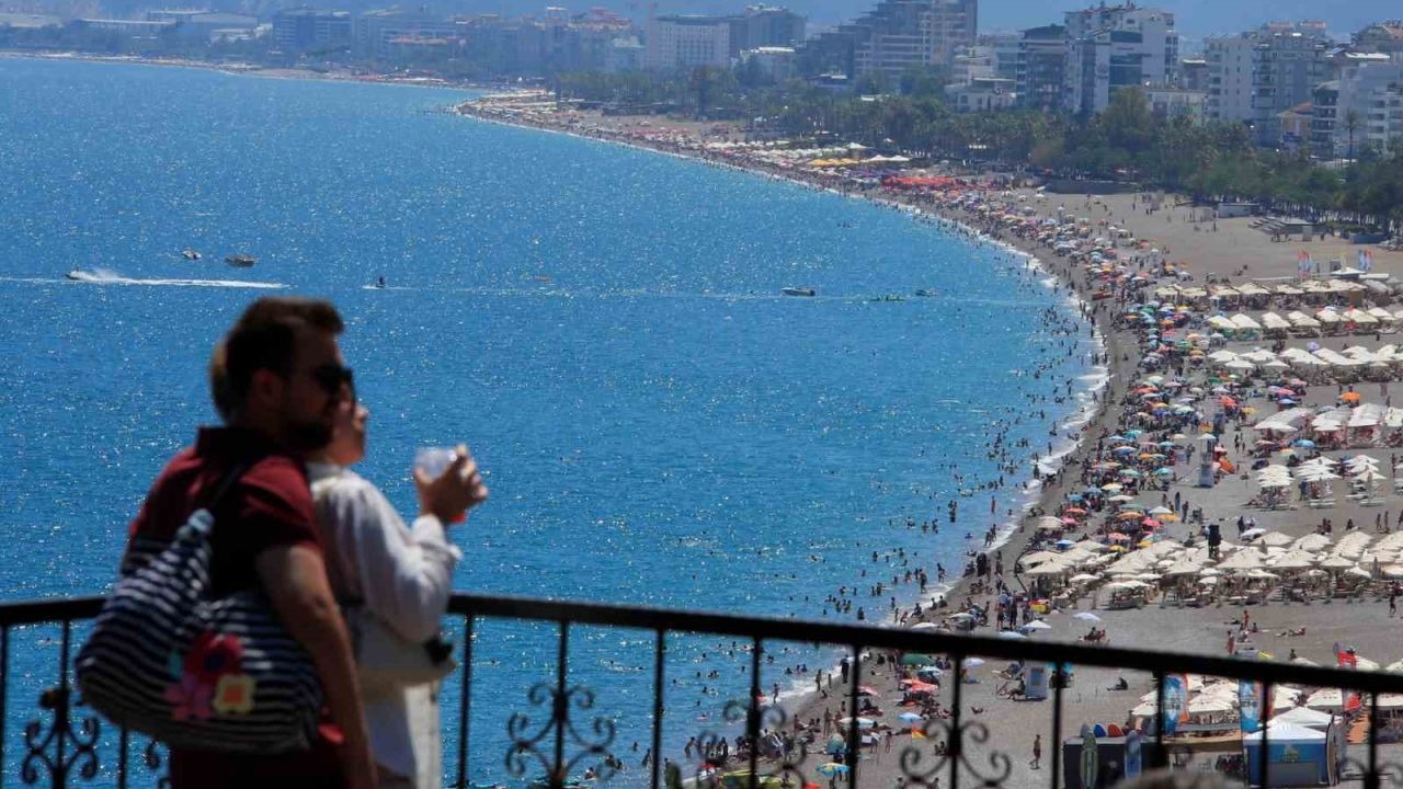 Bayramın son gününde tatilciler Konyaaltı Sahili’ne akın etti