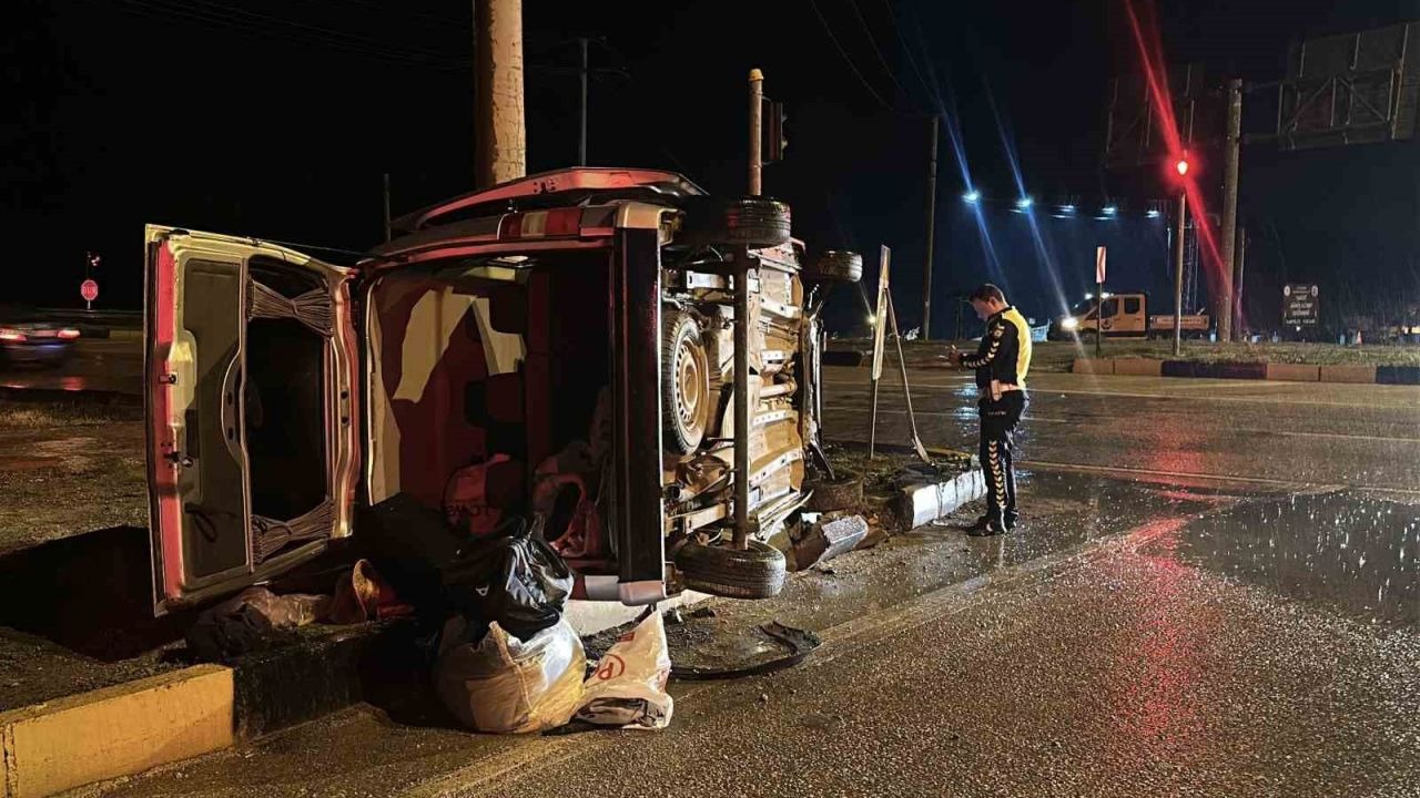 Burdur’da otomobil ile hafif ticari araç çarpıştı: 1 ölü, 5 yaralı