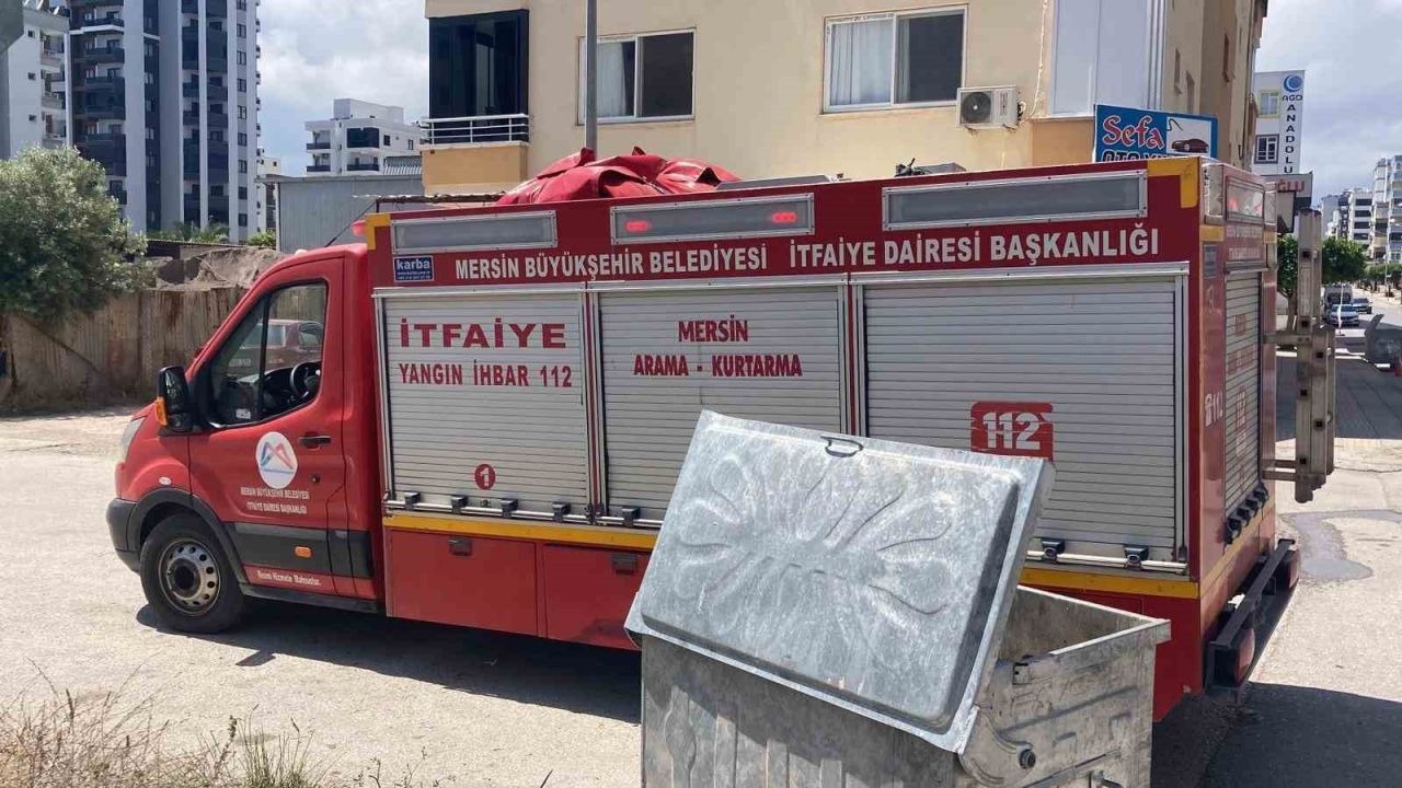 İşyerinin arkasındaki eşyalar yandı, çevreyi kara dumanlar kapladı