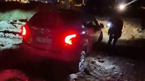 Kapatılan turizm yolundaki bariyerler kaldırılınca araçlar çukura düştü
