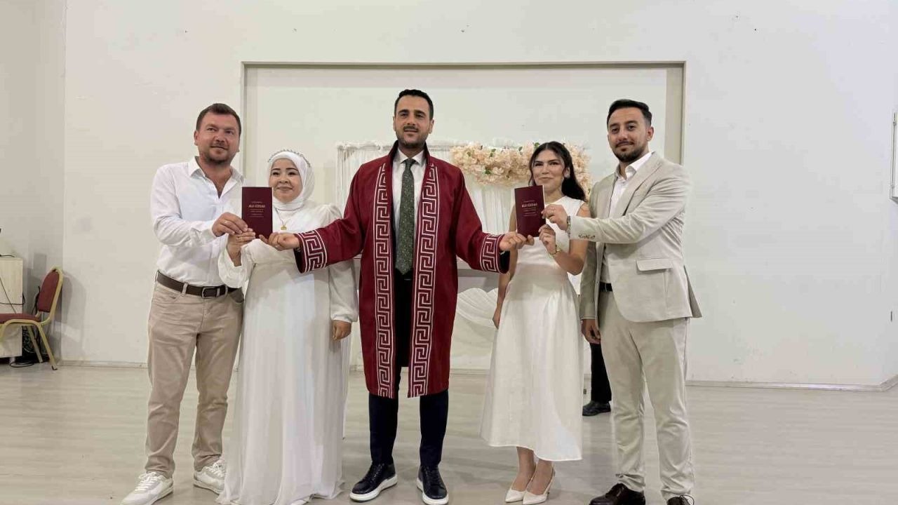 Kardeşlerin çifte mutluluğu:  Aynı gün evlenip, birbirlerine şahit oldular
