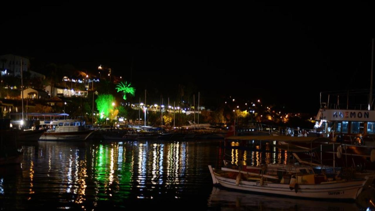 Kaş gece hayatıyla fark yaratıyor!