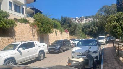 Kaş’ın dar sokaklarında bayram trafiği çileye dönüştü!