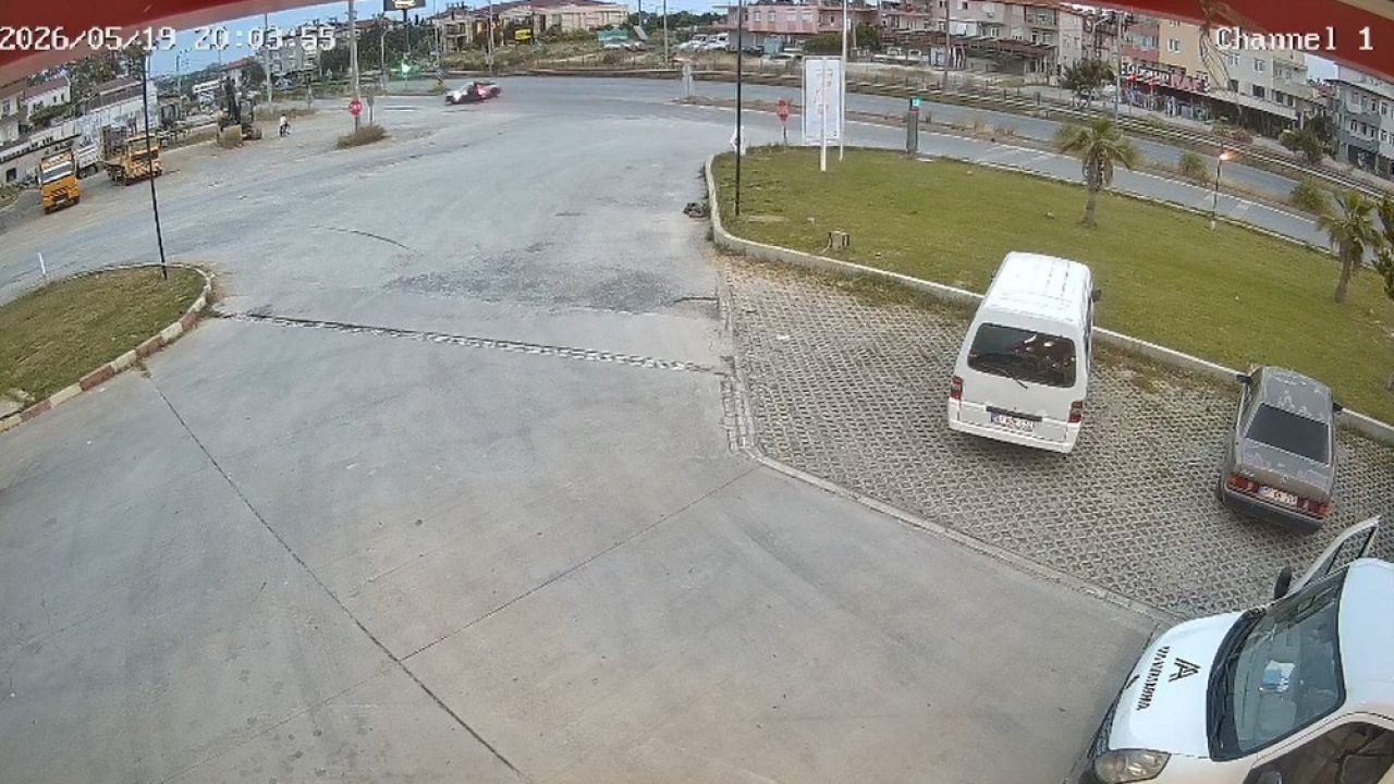 Kavşakta otomobile çarpan motosikletteki 2 kişi yaralandı