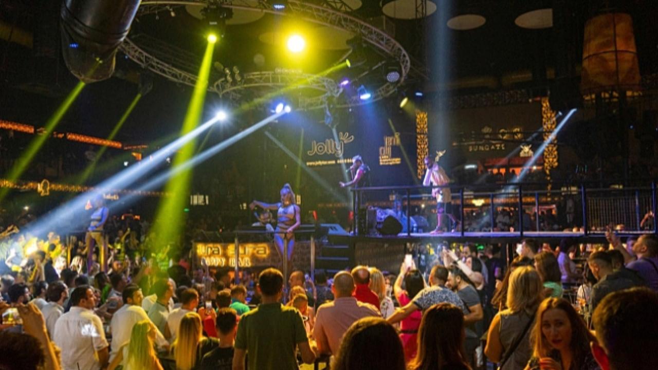 Kemer geceleri hareketlendi! Aura Club sezona hızlı başladı