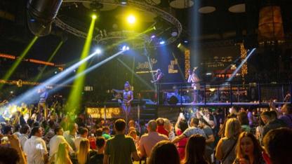 Kemer geceleri hareketlendi! Aura Club sezona hızlı başladı