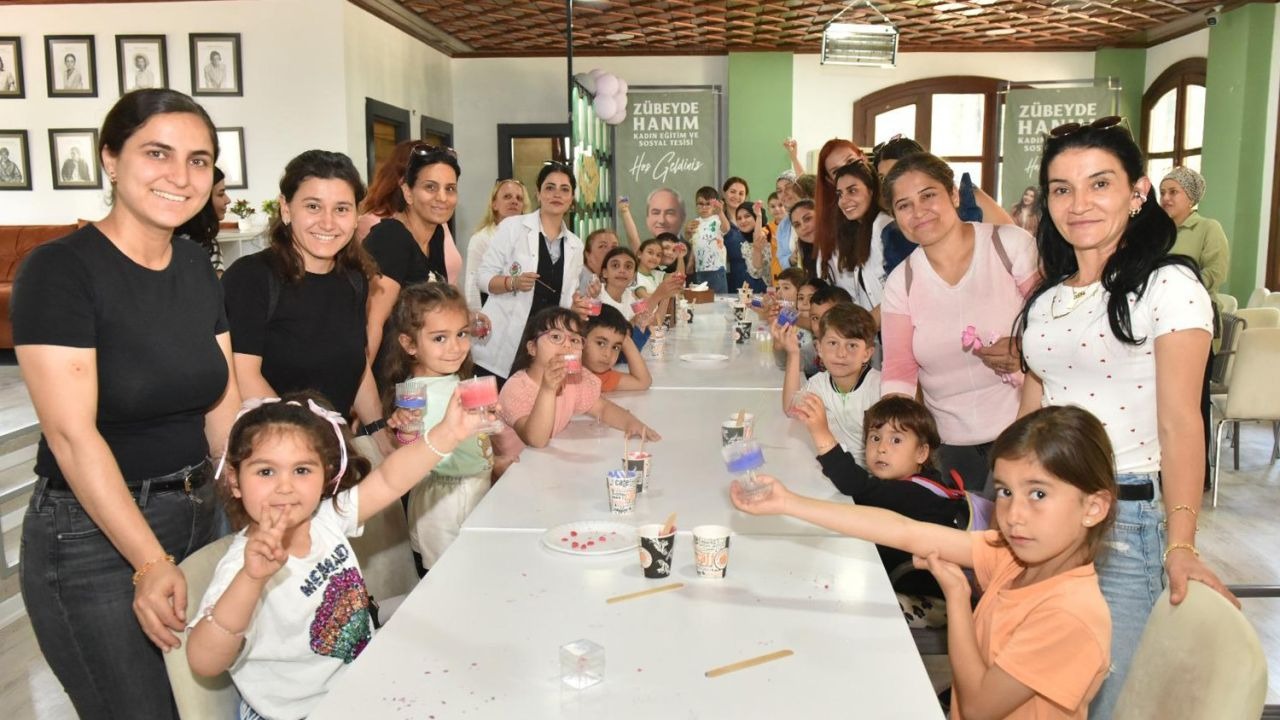 Kepez’de anne ve çocuklar renkli mum atölyesine katıldı