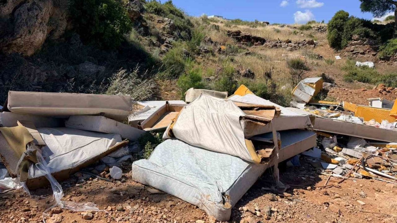 Kepez’de çevreyi kirletenlere foto kapanlı takip