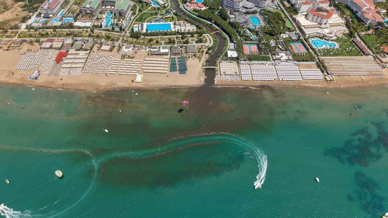 Manavgat’ta deniz kahverengiye döndü