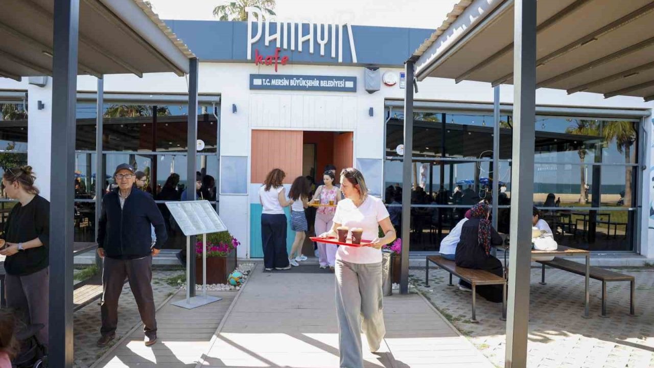 Mersin’de bayramın adresi belediye kafeleri oldu