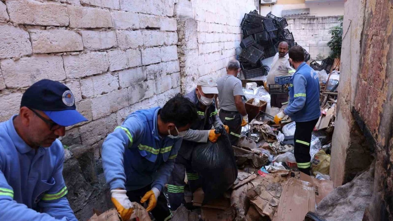 Mersin’de bir evden tonlarca çöp çıktı