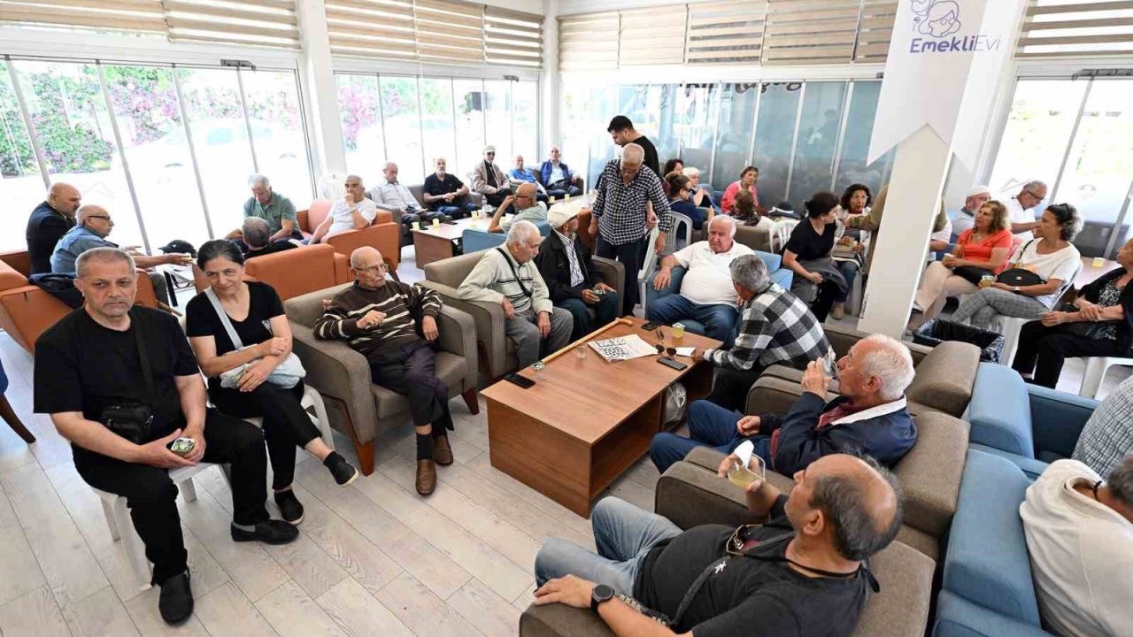 Mersin’de emekliler bayram sevincinde buluştu